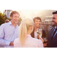 Firmenfeier mit Weinseminar in Ludwigsburg – Kollegen lachen zusammen