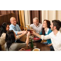 Firmenfeier mit Weinseminar in Ludwigsburg – Kollegen stoßen mit Wein an