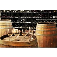 Firmenfeier mit Weinseminar in Ludwigsburg – Weinglaeser auf Fass im Weinkeller