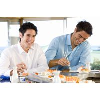 Firmenfeier Stuttgart mit Locationhopping & Kochevent - Männer essen Sushi