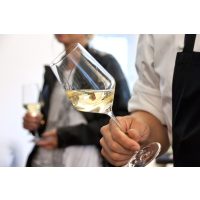 Firmenfeier Stuttgart mit Locationhopping & Kochevent - Weißwein im Glas