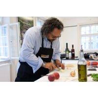 Firmenfeier Stuttgart mit Locationhopping & Kochevent - Mann kocht