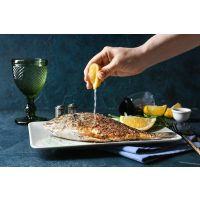 Fisch-Kochkurs Stuttgart: Fisch mit Zitrone beträufeln