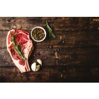 Fleisch-Grillkurs München – Fleisch auf Holztisch