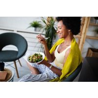 Gesunder Kochkurs Frankfurt – Frau isst Bowl