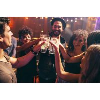 Gin-Tasting Berlin – Freunde trinken zusammen Gin Tonic