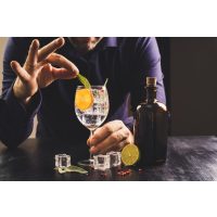 Gin-Tasting Stuttgart: Barkeeper garniert Cocktail
