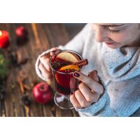Glühweinprobe München – Frau trinkt Glühwein