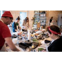 israelischer Kochkurs Berlin – beim Kochen