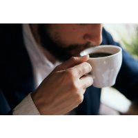 Kaffee-Tasting Düsseldorf – Mann trinkt Kaffee