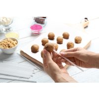 Kinder-Backkurs Mannheim: Cakepops aus Biskuit formen