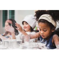 Kinder-Backkurs München: das Mehl staubt