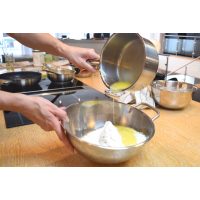 Kochkurs Online – Dampfnudel-Teig anrühren