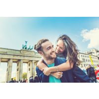 Kulinarische Stadtführung Berlin – Paar vor dem Brandenburger Tor