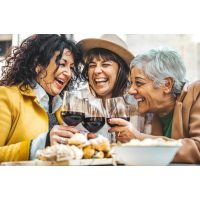 Kulinarische Stadtführung Bonn: drei Freundinnen genießen einen Imbiss