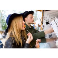 Kulinarische Stadtführung in Düsseldorf – Paar isst