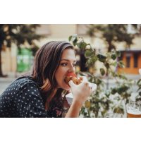 Kulinarische Stadtführung Düsseldorf – Frau isst