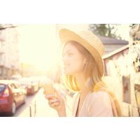 Kulinarische Stadtführung in Düsseldorf – Frau isst