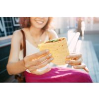 Kulinarische Stadtführung Lauf – Frau isst Streetfood