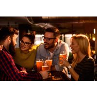 Kulinarische Stadtführung München – Freunde trinken Bier