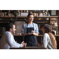 Kulinarisches Locationhopping Hamburg – Kellnerin nimmt Bestellung auf 