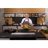 Männer-Kochkurs Düsseldorf – stolzer Koch mit Hähnchen