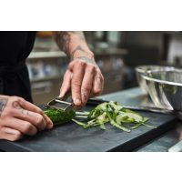 Marokko-Kochkurs Bad Vilbel – Gurke schälen