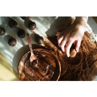 Pralinenkurs Frankfurt – Pralinen in Kakao rollen