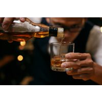 Rum-Tasting Berlin - Rum einschenken