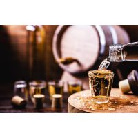 Rum-Tasting Berlin: Rum einschenken