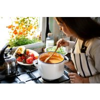 Saucen-Kochkurs Nürnberg – Frau rührt Sauce