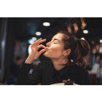 Sternekochkurs Herten – Frau genießt