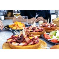 Tapas Kochkurs Frankfurt – große Tafel mit spanischen Häppchen