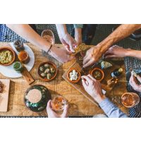 Tapas-Kochkurs Stuttgart: Freunde essen gemeinsam