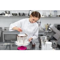 Torten-Kurs Essen – Frau verziert Torte