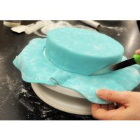 Tortenkurs Mannheim – Torte eindecken mit blauem Fondant