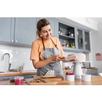 Tortenkurs Münster – Frau macht Buttercreme Torte