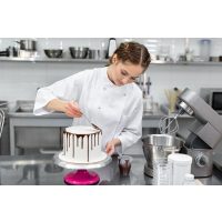 Tortenkurs Würzburg – Frau verziert Drip Cake
