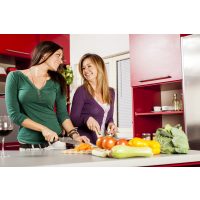 Vegetarischer Kochkurs Nürnberg - Frauen waschen Gemüse