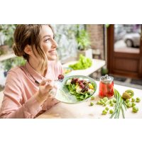 Vegetarischer Kochkurs in Stuttgart – Frau isst