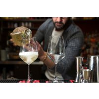 Weinprobe Augsburg – Barkeeper schenkt Prosecco ein