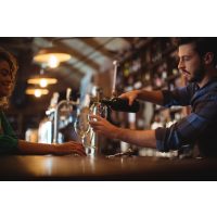 Weinprobe Düsseldorf – Barkeeper schenkt Frau Wein ein