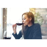 Weinprobe Düsseldorf – Frau trinkt Merlot