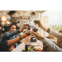 Weinprobe Hamburg – Freunde stoßen mit Rotwein an