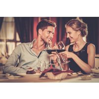 Weinprobe Hamburg – Paar trinkt Wein