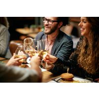 Weinprobe Hamburg – Paar trinkt Wein