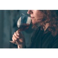 Weinprobe Köln – Frau trinkt Pinot Noir 