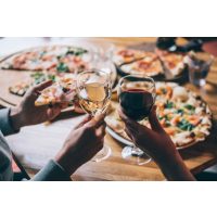 weinprobe-mit-pizza-münchen-pizza-und-wein-anstoßen