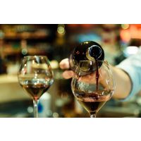 Weinprobe München – Wein wird eingeschenkt