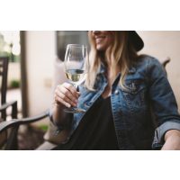 Weinseminar Augsburg – Frau trinkt Weißwein